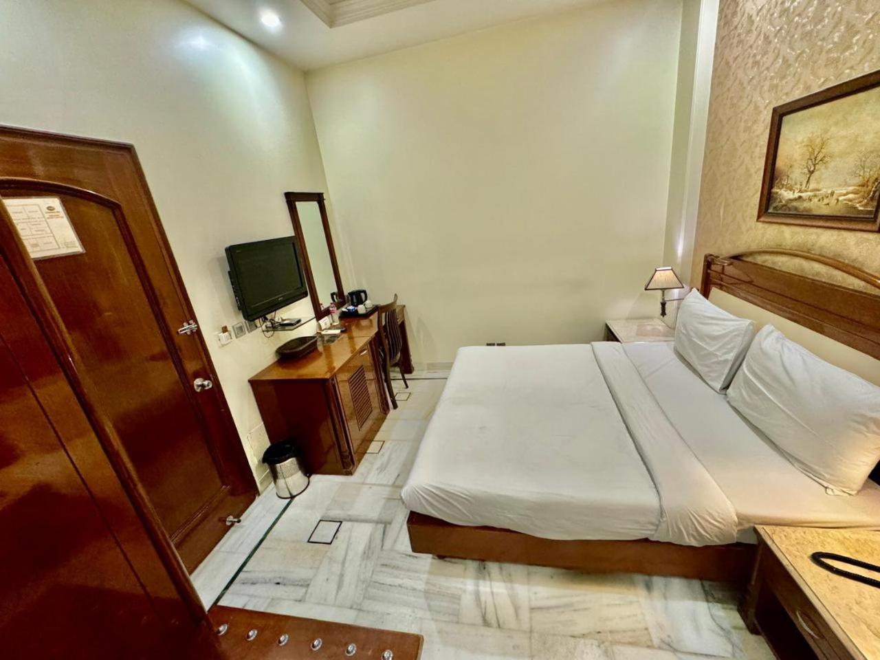Hotel Florence Inn, Karol Bagh, New Delhi, 2 Min From Metro Екстериор снимка