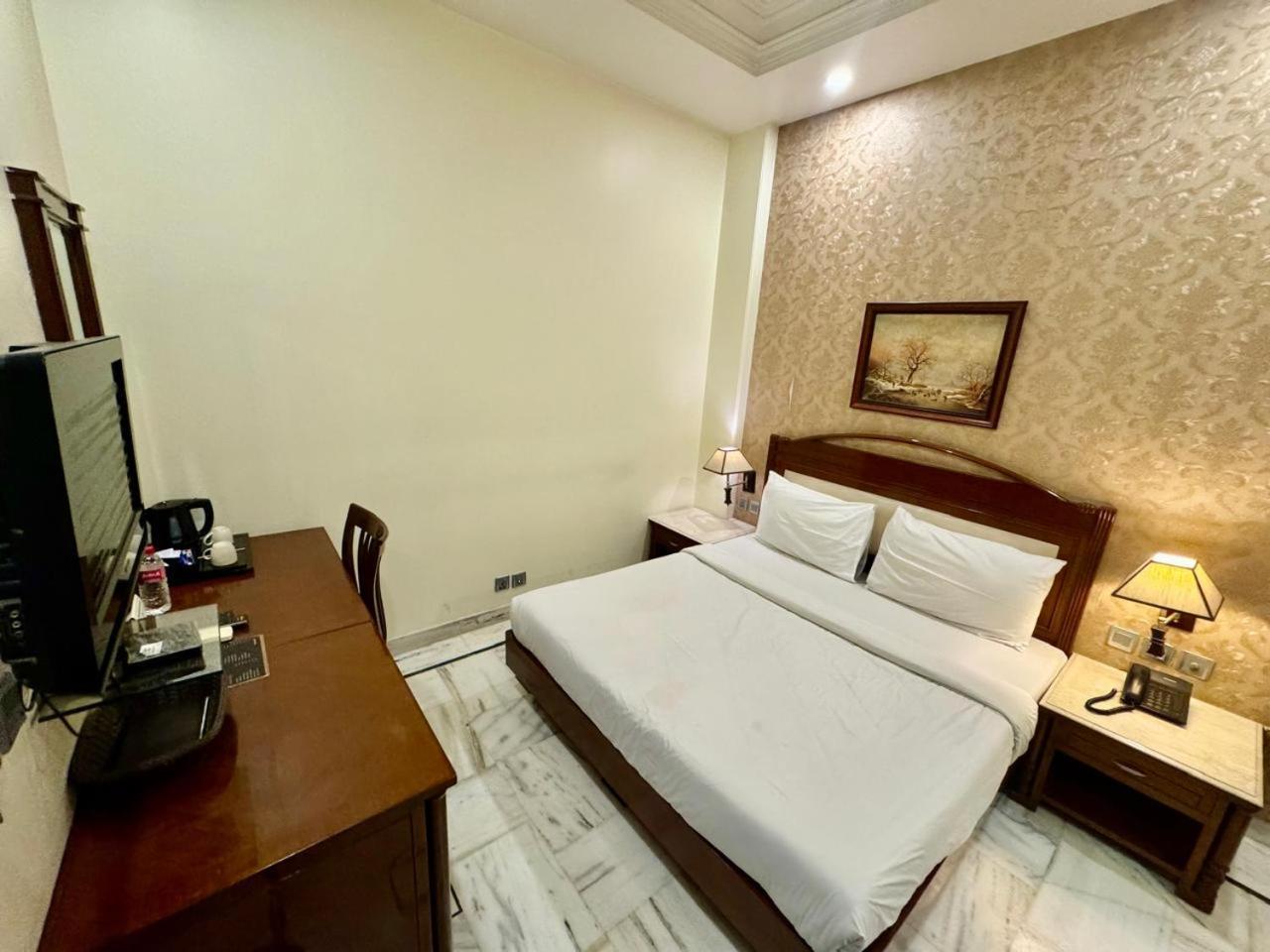 Hotel Florence Inn, Karol Bagh, New Delhi, 2 Min From Metro Екстериор снимка